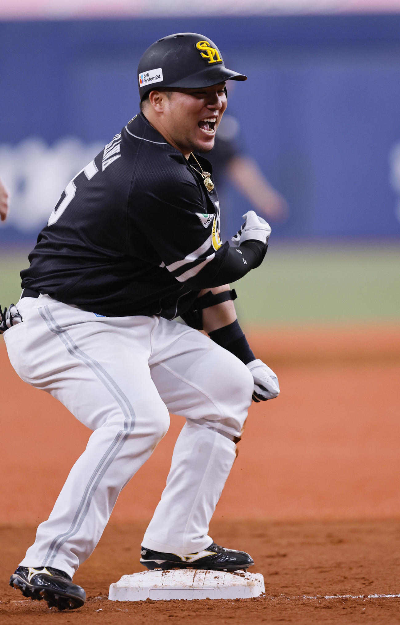 オリックス対ソフトバンク　9回表ソフトバンク無死、山川は右越えに三塁打を放ちガッツポーズをする（撮影・藤尾明華）
