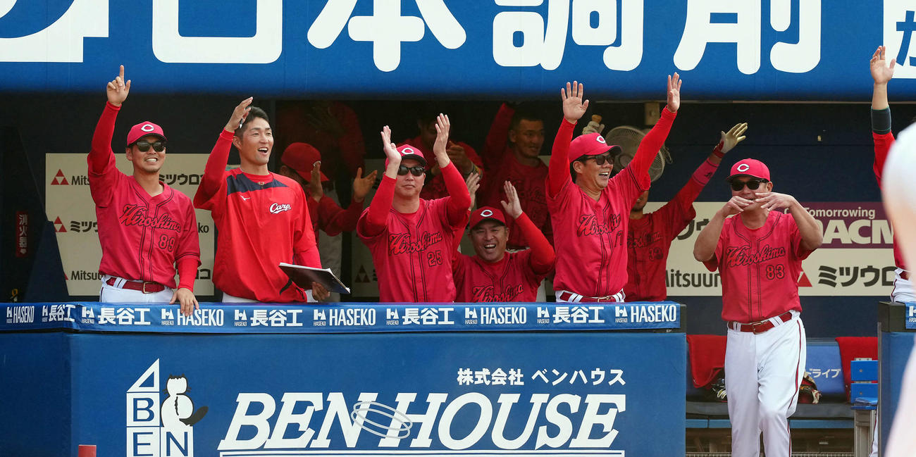 DeNA対広島　8回表、4－1とし手をたたく広島新井監督（中央）（撮影・たえ見朱実）