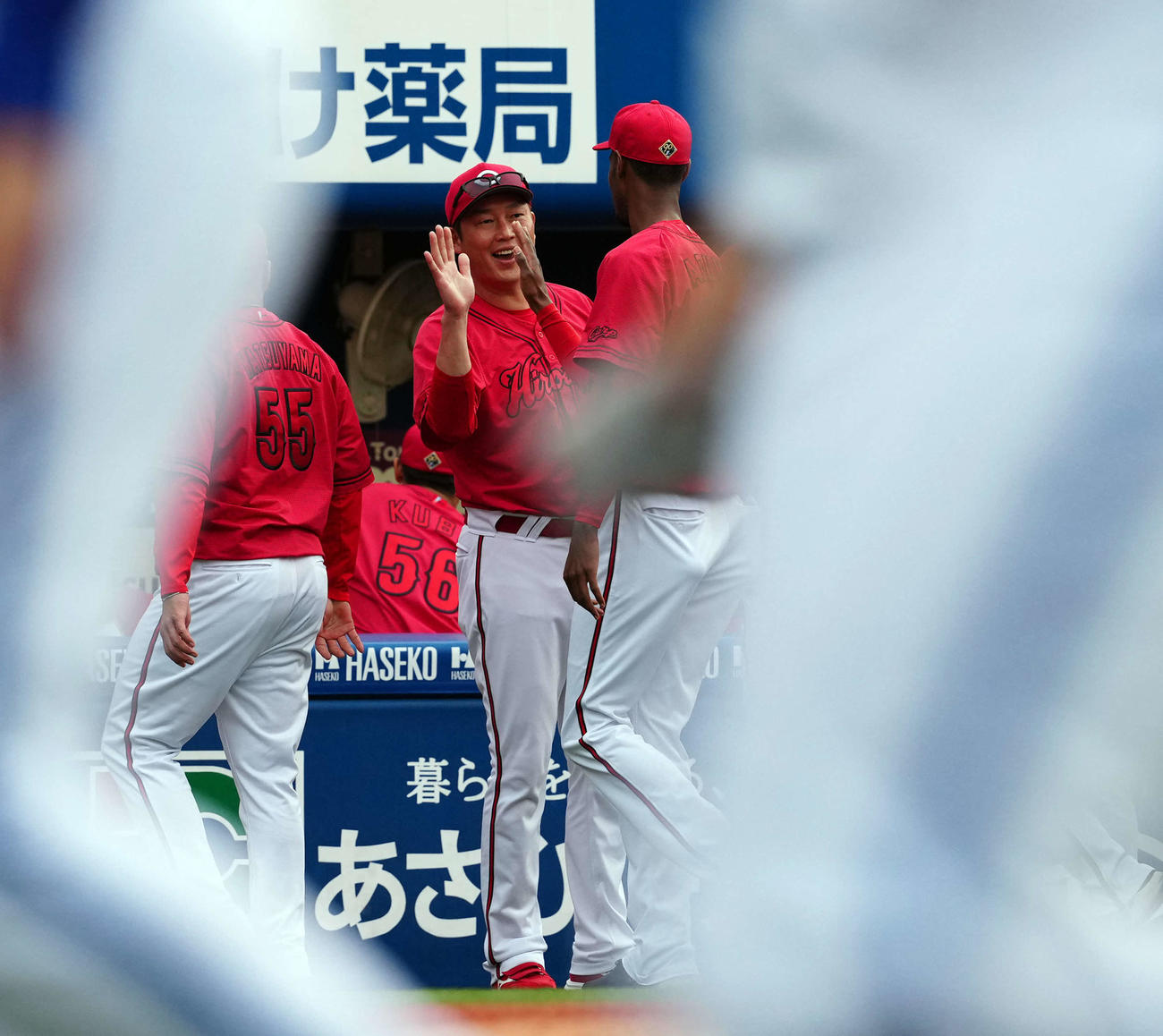 DeNA対広島　今季初勝利を挙げたアドゥワを迎える広島新井監督（撮影・たえ見朱実）
