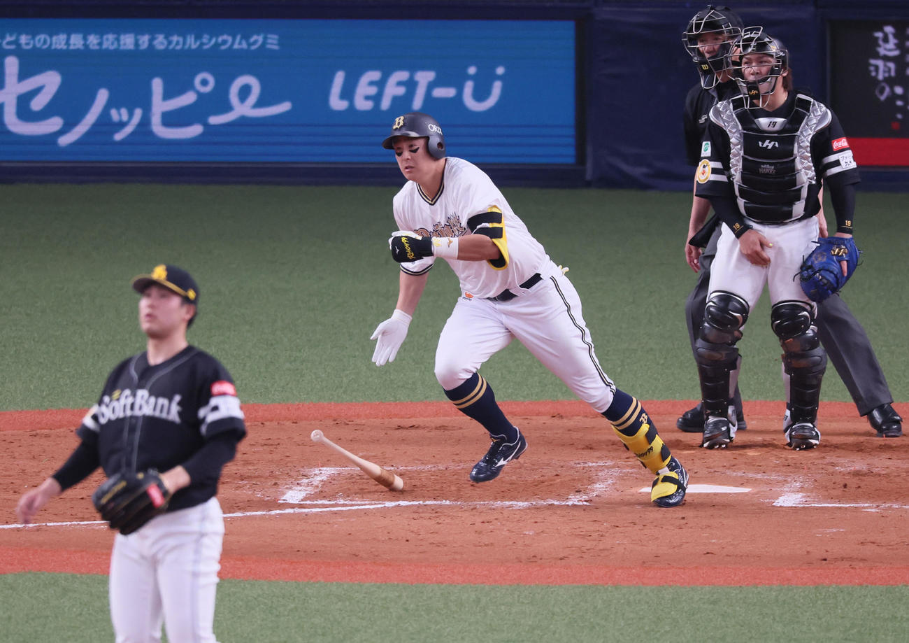 オリックス対ソフトバンク　8回裏オリックス無死一塁、杉本は右適時二塁打を放つ。投手は藤井（撮影・加藤哉）