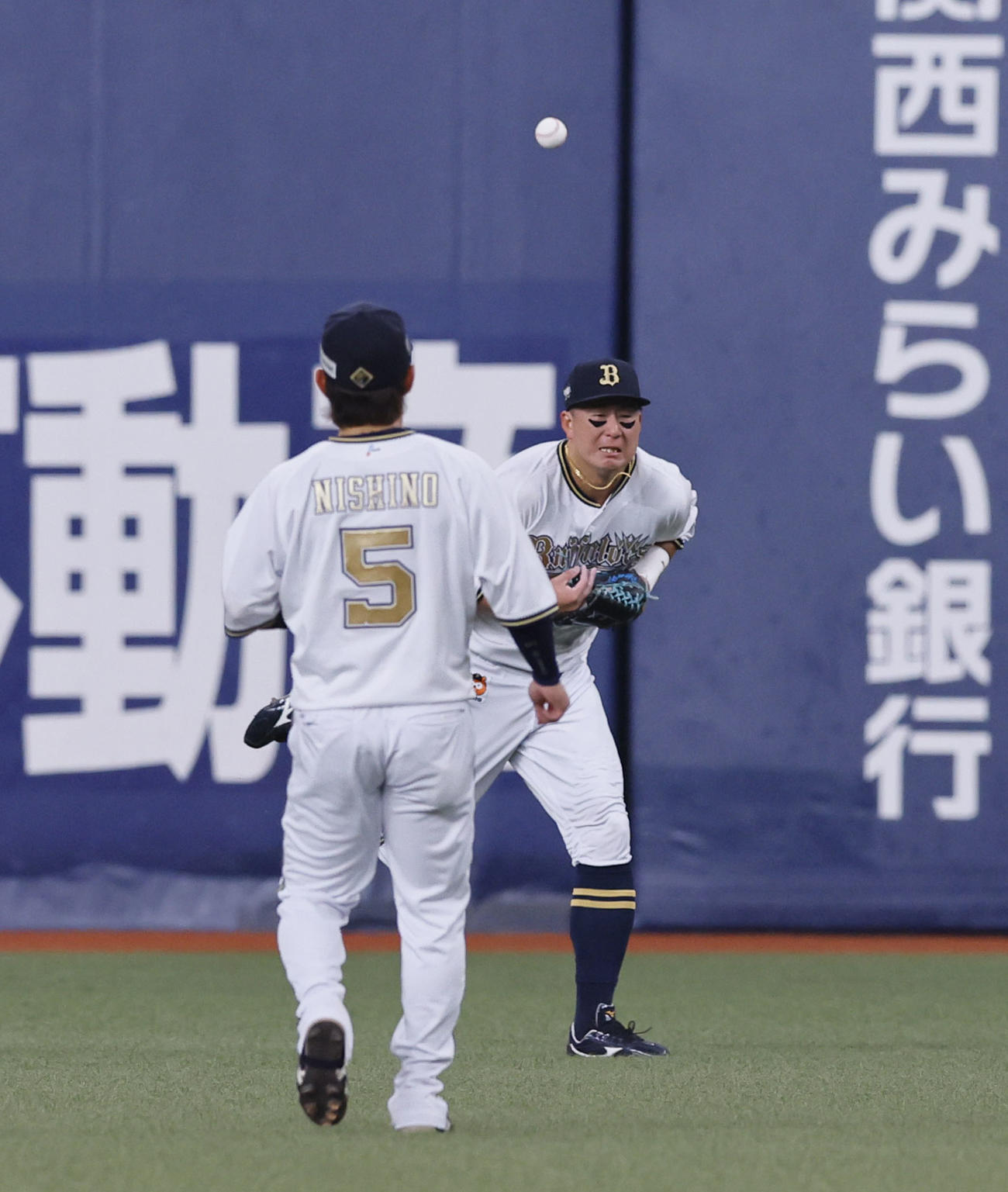 オリックス対ソフトバンク　9回表ソフトバンク無死、山川の右前の打球を後逸する杉本。記録は三塁打（撮影・藤尾明華）