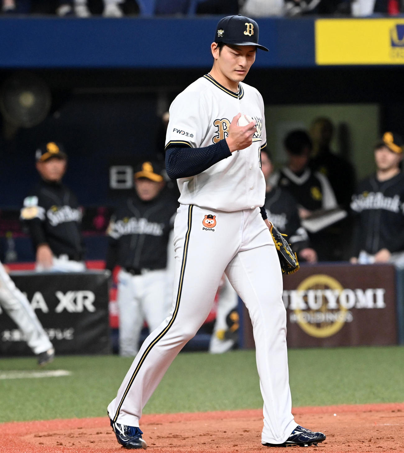 オリックス対ソフトバンク　9回表ソフトバンク1死三塁、栗原に中犠飛を打たれがっくりする高島（撮影・前岡正明）