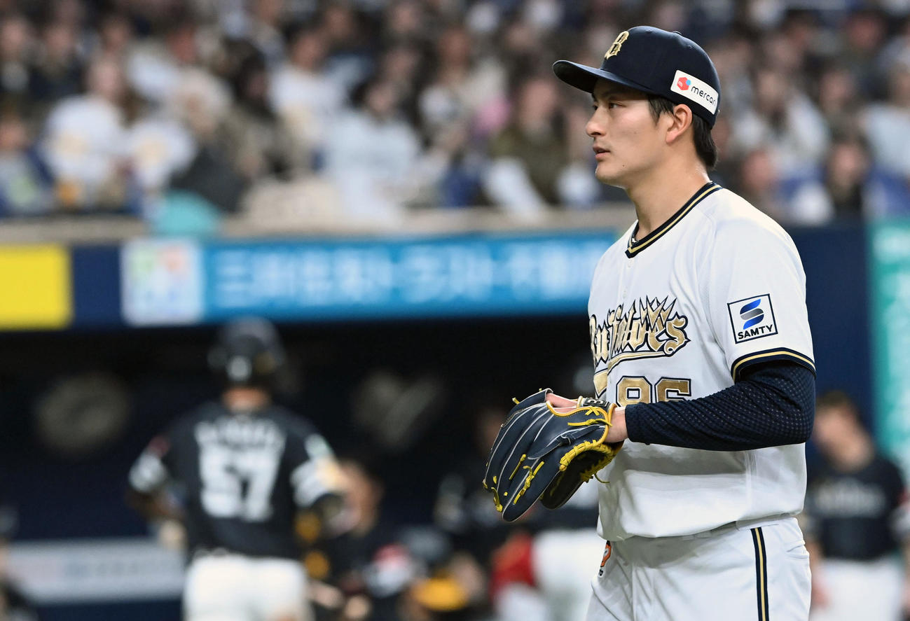 オリックス対ソフトバンク　プロ初登板の高島は1回1失点でベンチに戻る（撮影・前岡正明）
