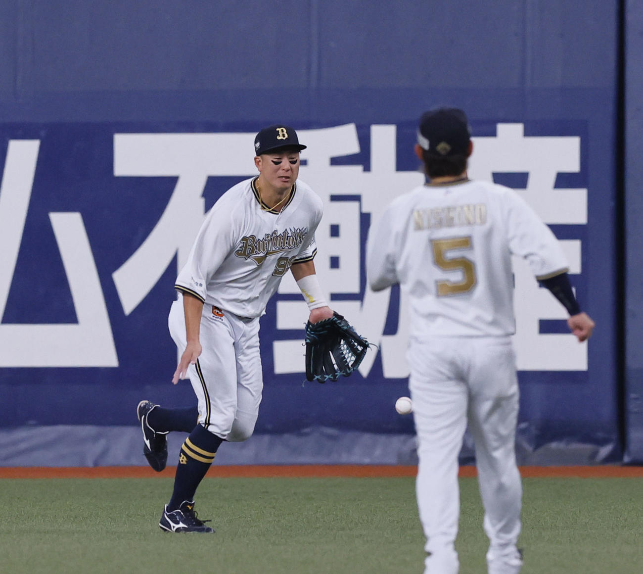 オリックス対ソフトバンク　9回表ソフトバンク無死、山川の右前の打球を後逸する杉本。記録は三塁打（撮影・藤尾明華）