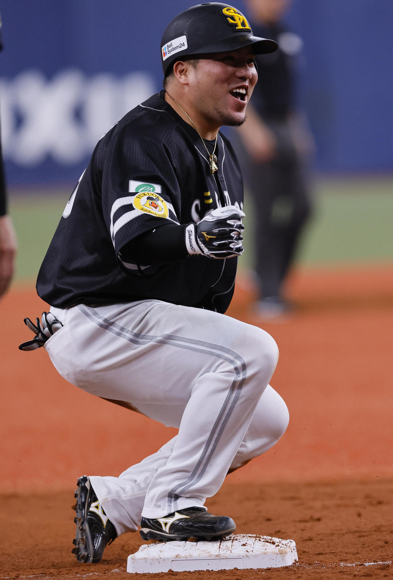 オリックス対ソフトバンク　9回表ソフトバンク無死、山川は右越えに三塁打を放ちガッツポーズをする（撮影・藤尾明華）