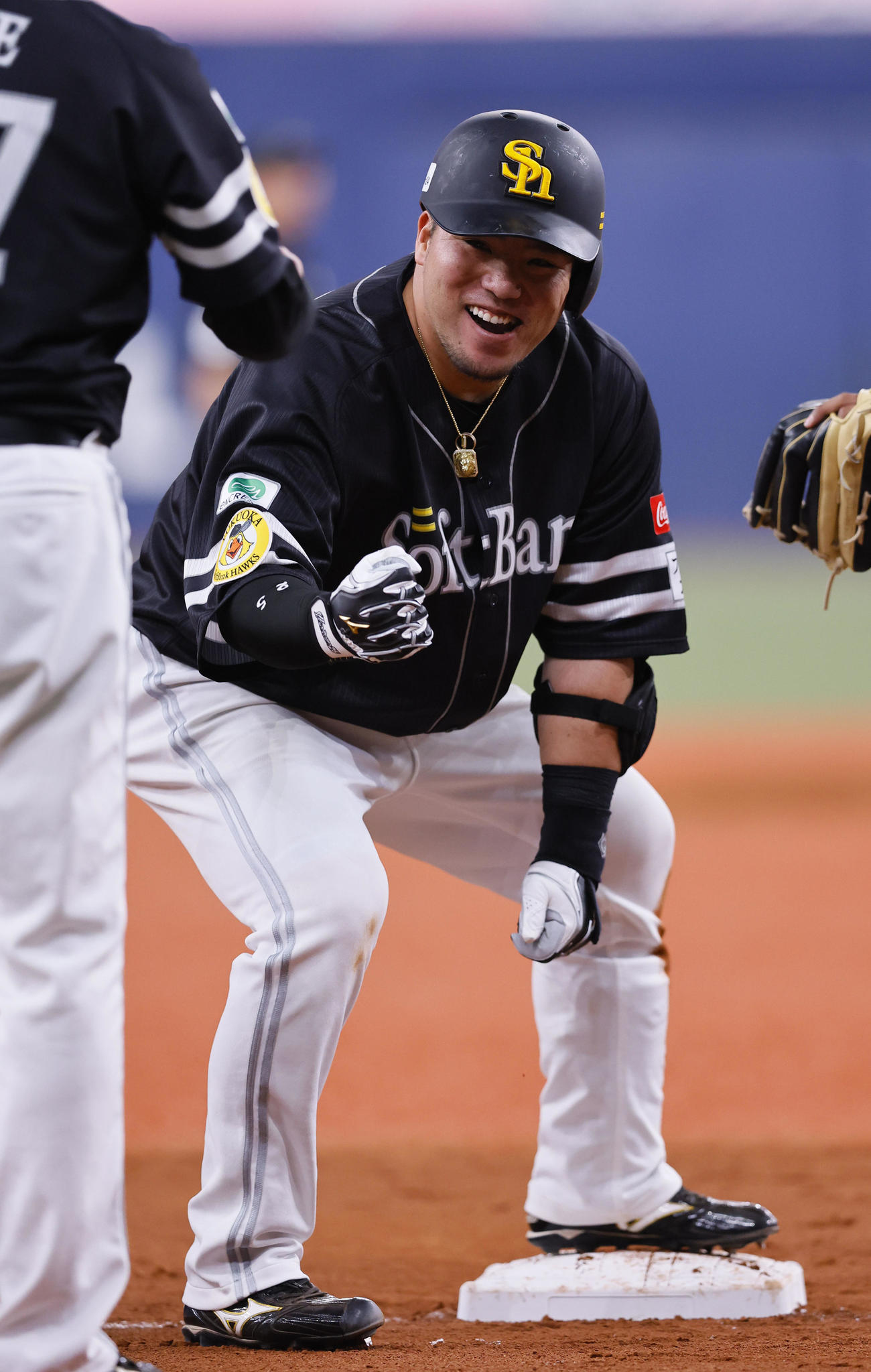 オリックス対ソフトバンク　9回表ソフトバンク無死、山川は右越えに三塁打を放ちガッツポーズをする（撮影・藤尾明華）