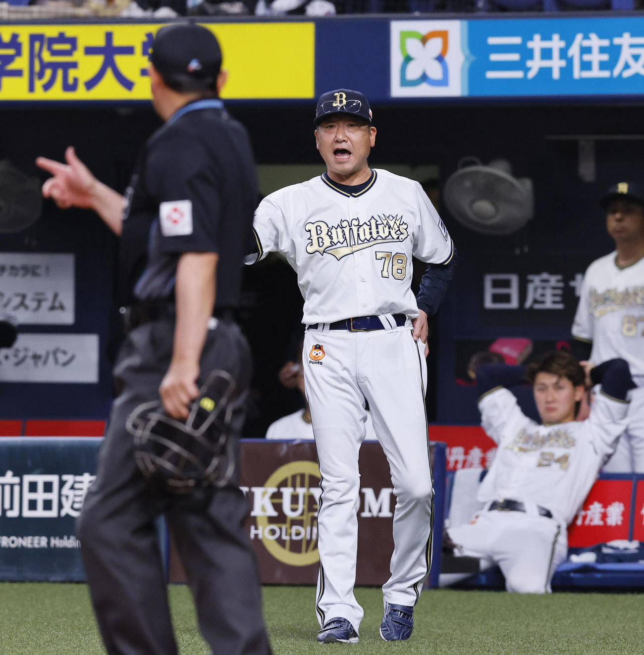 オリックス対ソフトバンク　8回、代打を告げるオリックス中嶋監督（撮影・藤尾明華）