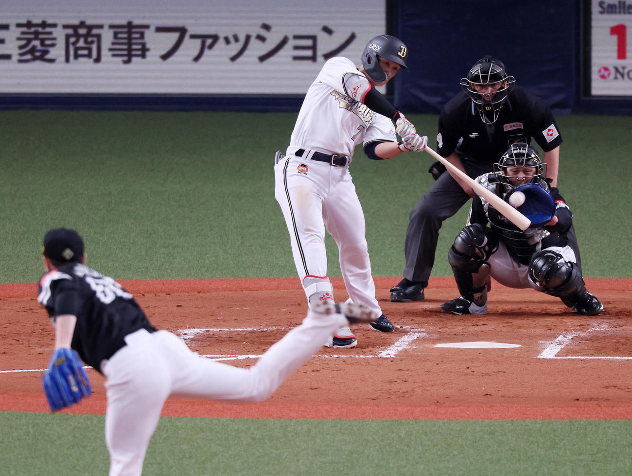 オリックス対ソフトバンク　7回裏オリックス無死、西川は左二塁打を放つ。投手は松本裕（撮影・加藤哉）