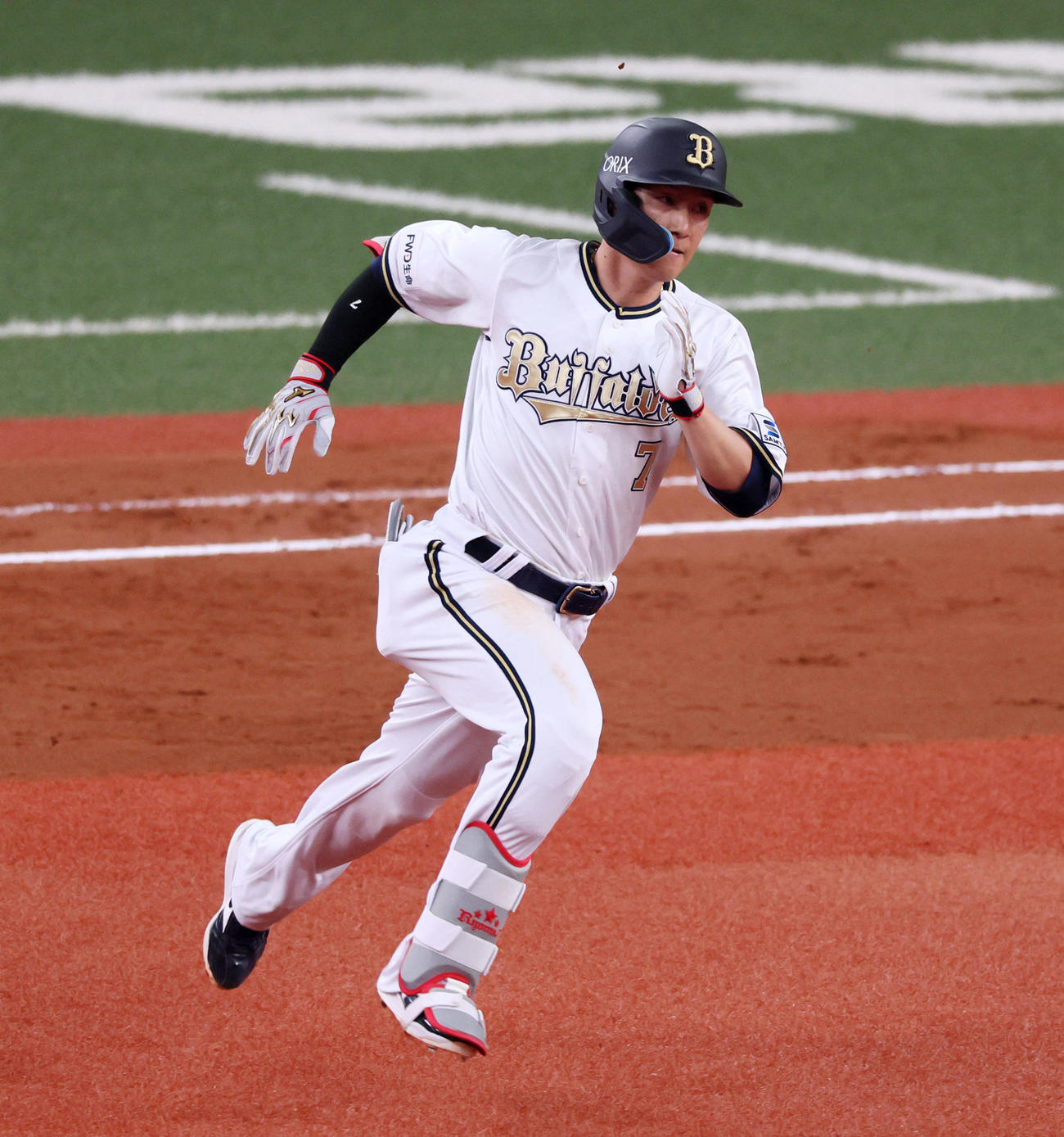 オリックス対ソフトバンク　7回裏オリックス無死、西川は左二塁打を放つ（撮影・加藤哉）