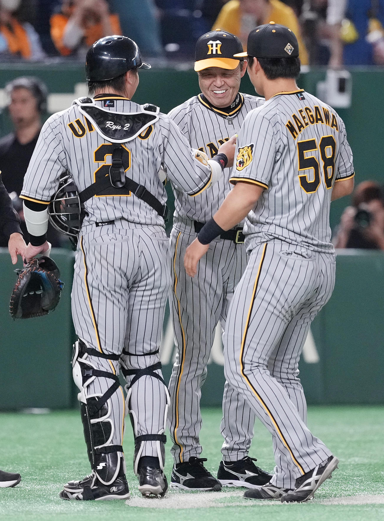 巨人対阪神　梅野（左）からウイニングボールを渡され、笑顔の阪神岡田監督（中央）（撮影・鈴木みどり）