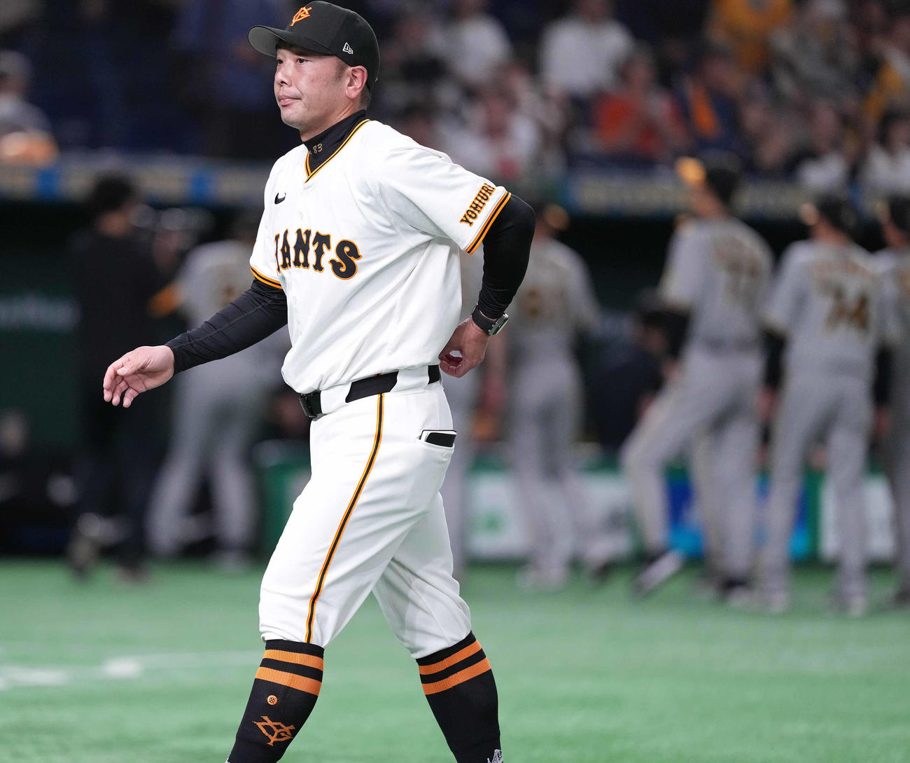 巨人対阪神　阪神に敗れ、ベンチへ引き揚げる巨人阿部監督（撮影・鈴木みどり）