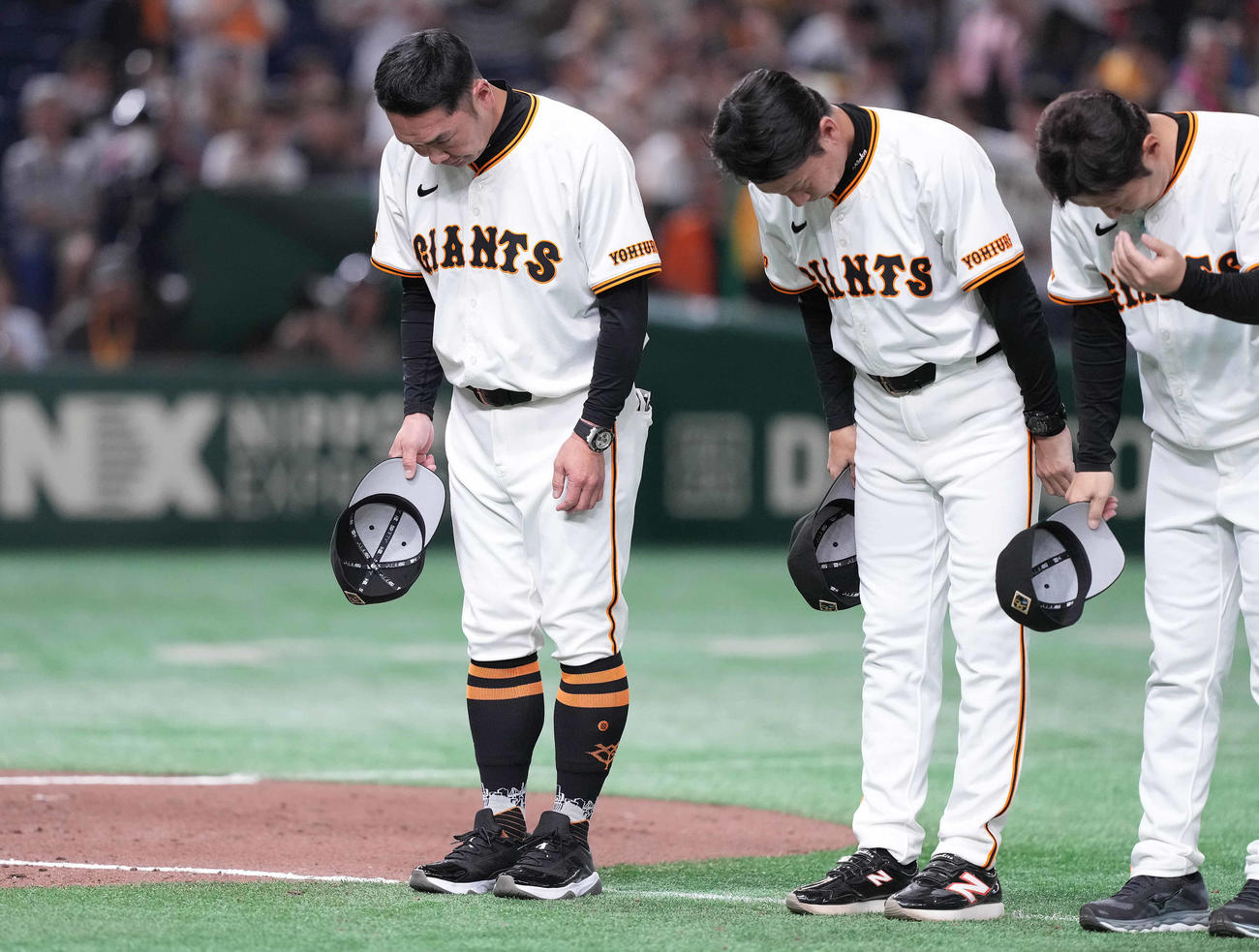 巨人対阪神　阪神に敗れ、一礼する巨人阿部監督（左）（撮影・鈴木みどり）