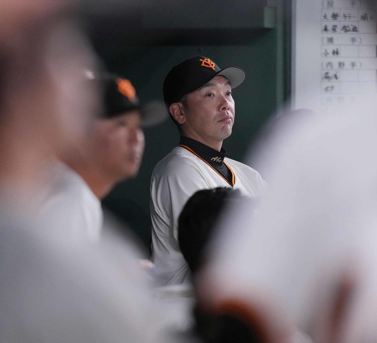 巨人対阪神　ベンチで腕を組む巨人阿部監督（撮影・鈴木みどり）