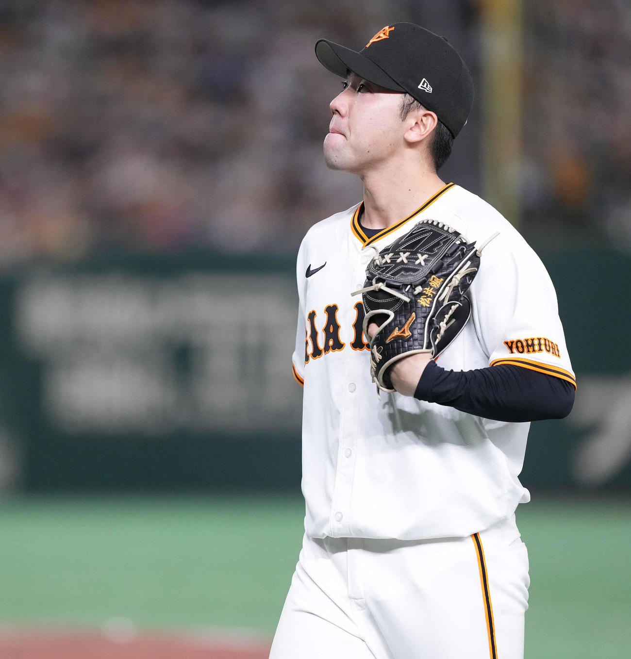 巨人対阪神　9回表を終え、浮かない表情でベンチへ戻る巨人松井（撮影・鈴木みどり）