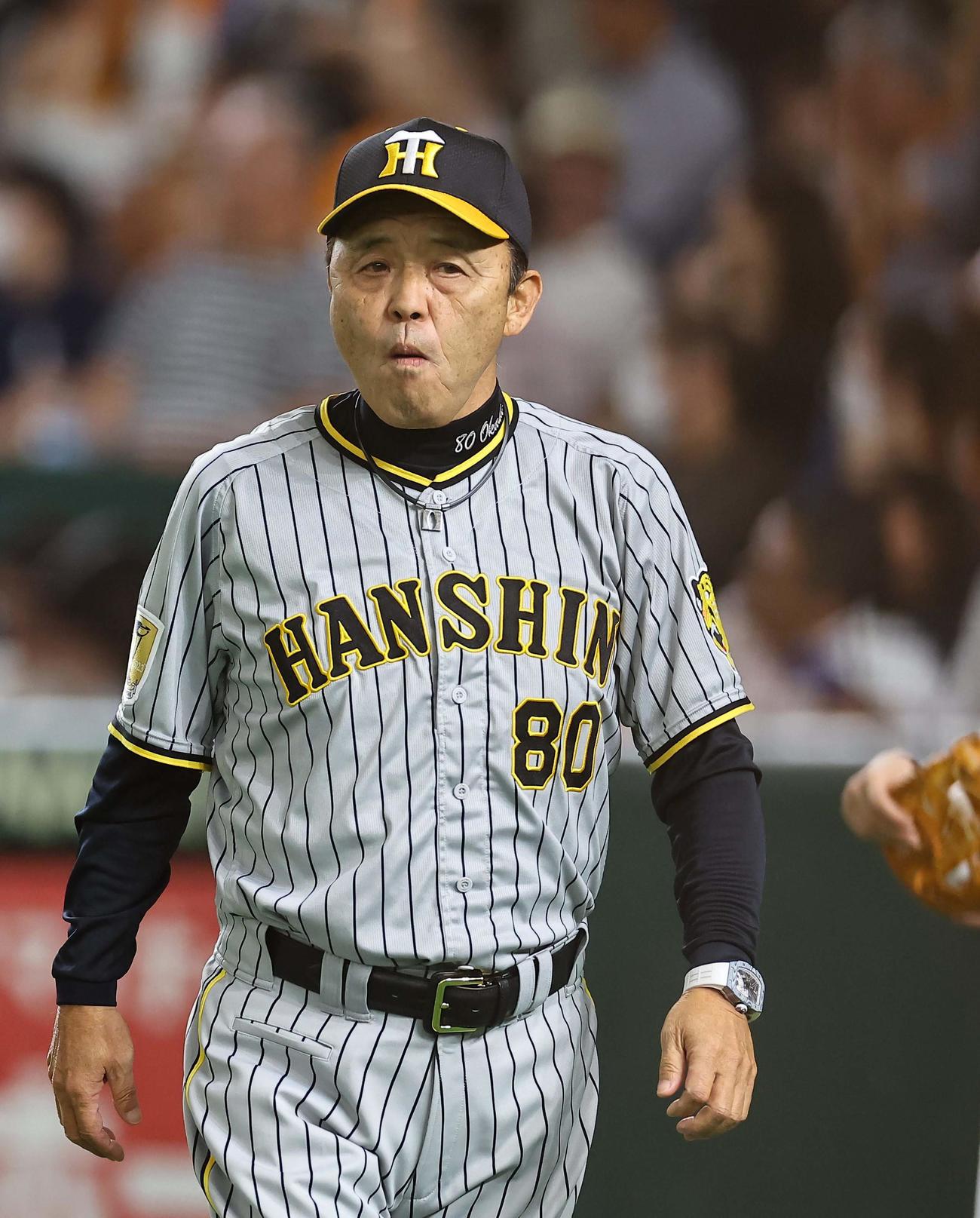 巨人対阪神　選手交代を告げる岡田監督（撮影・上田博志）