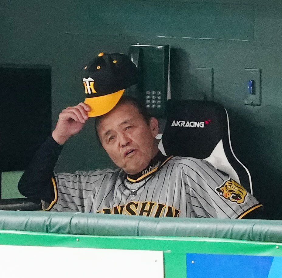 巨人対阪神　7回裏開始前、ベンチで厳しい表情の阪神岡田監督（撮影・江口和貴）