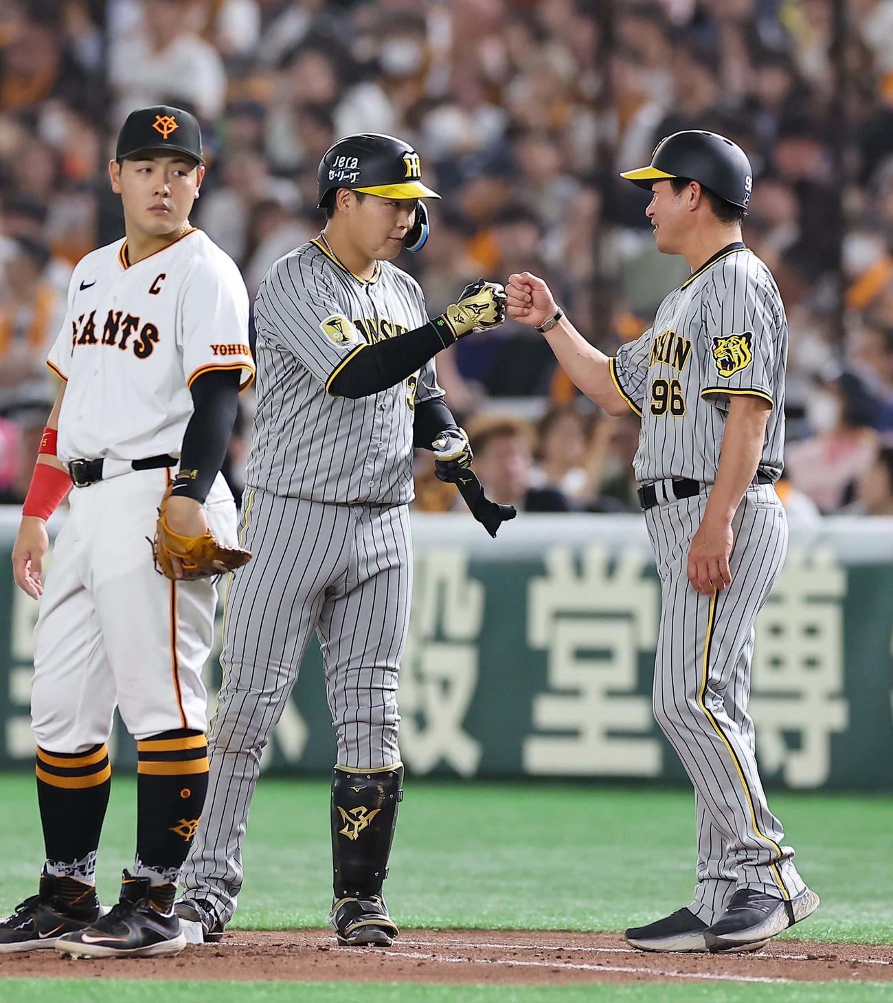 巨人対阪神　8回表阪神2死、大山（中央）は左前打を放つ（撮影・上田博志）