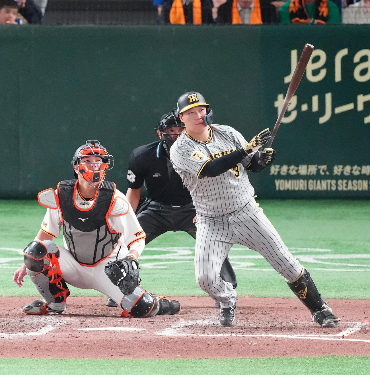 巨人対阪神　8回表阪神2死、左前打を放つ大山（撮影・江口和貴）