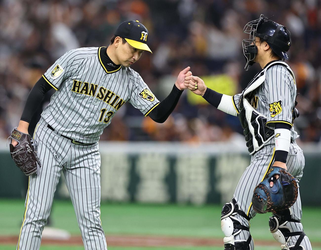 巨人対阪神　巨人に勝利し梅野（右）とグータッチする岩崎（撮影・上田博志）