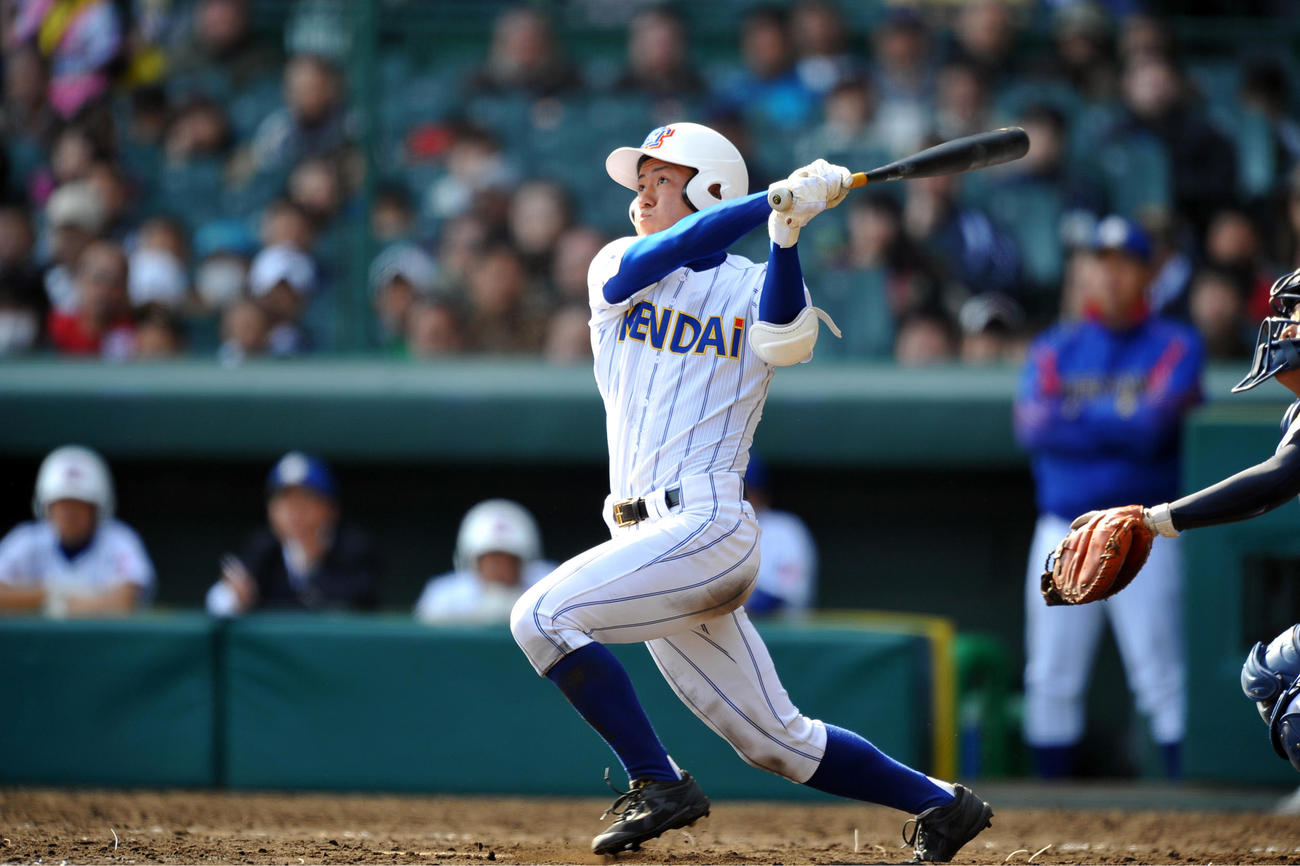 12年センバツ準々決勝の鳴門戦で3ランを放つ高崎健康福祉大高崎時代の長坂拳弥
