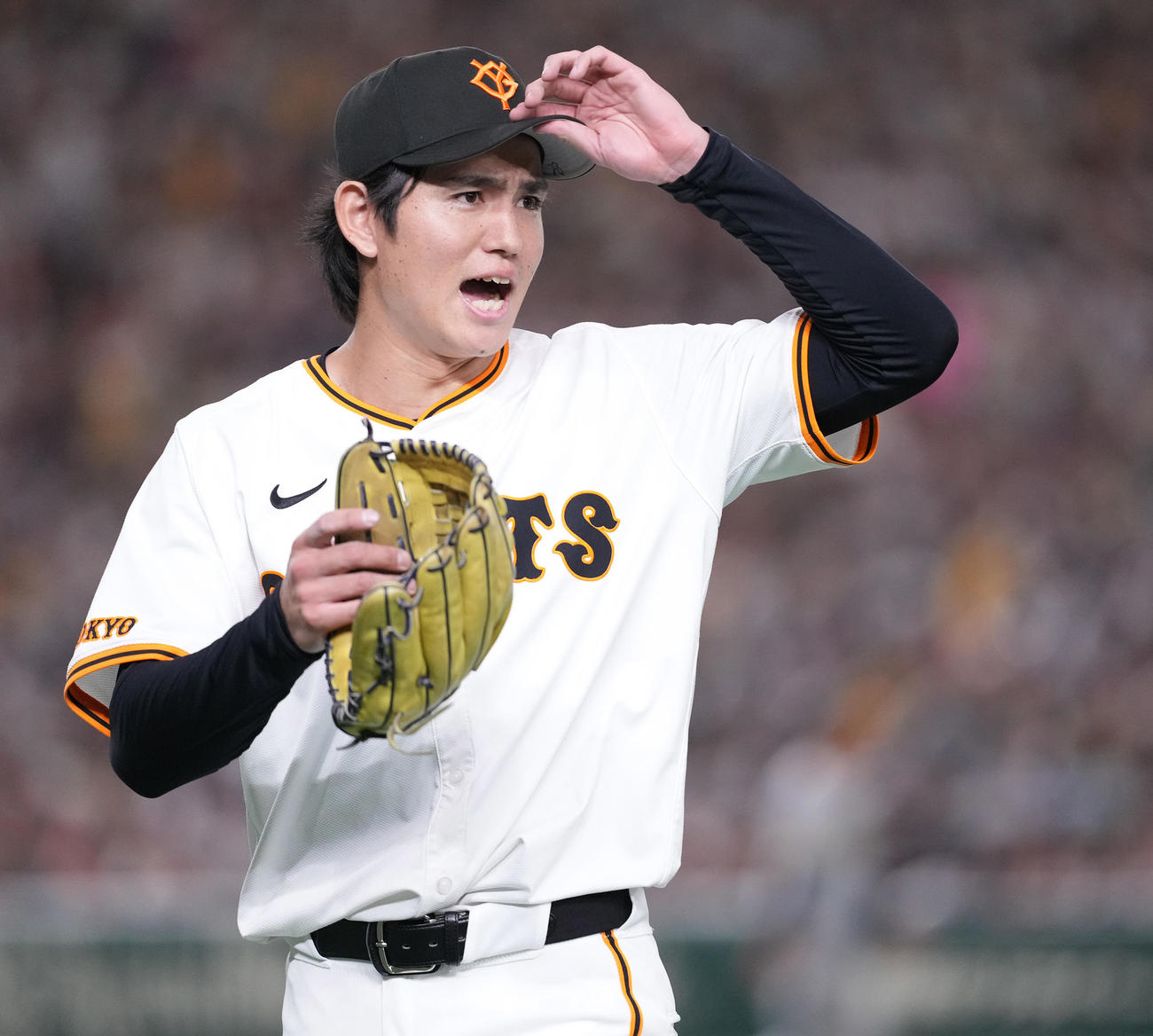 巨人対阪神　5回表まで無失点に抑え、ナインに声をかける巨人高橋礼（撮影・鈴木みどり）