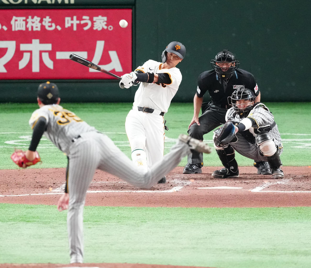 巨人対阪神　6回裏巨人2死一塁、右前打を放つ吉川。投手才木（撮影・江口和貴）