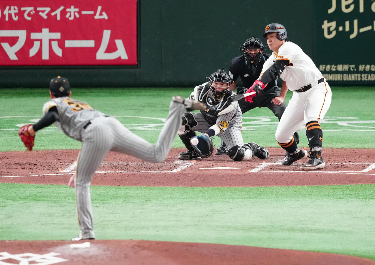 巨人対阪神　3回裏巨人2死満塁、空振り三振に倒れる岡本和。投手才木（撮影・江口和貴）