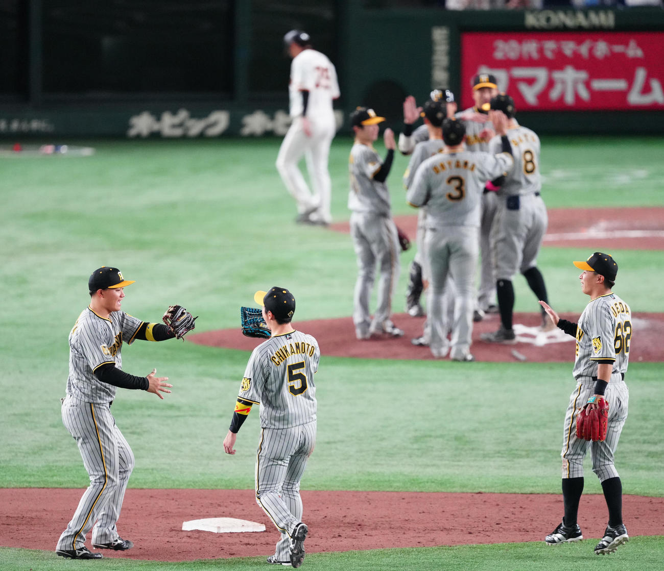 巨人対阪神　巨人に勝利し、阪神近本（中央）とタッチを交わす森下（左）（撮影・江口和貴）