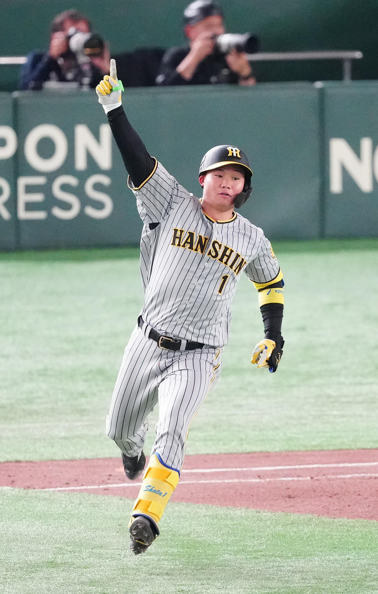 巨人対阪神　8回表阪神2死一、三塁、先制3点本塁打を放ち、指を突き上げる森下（撮影・江口和貴）