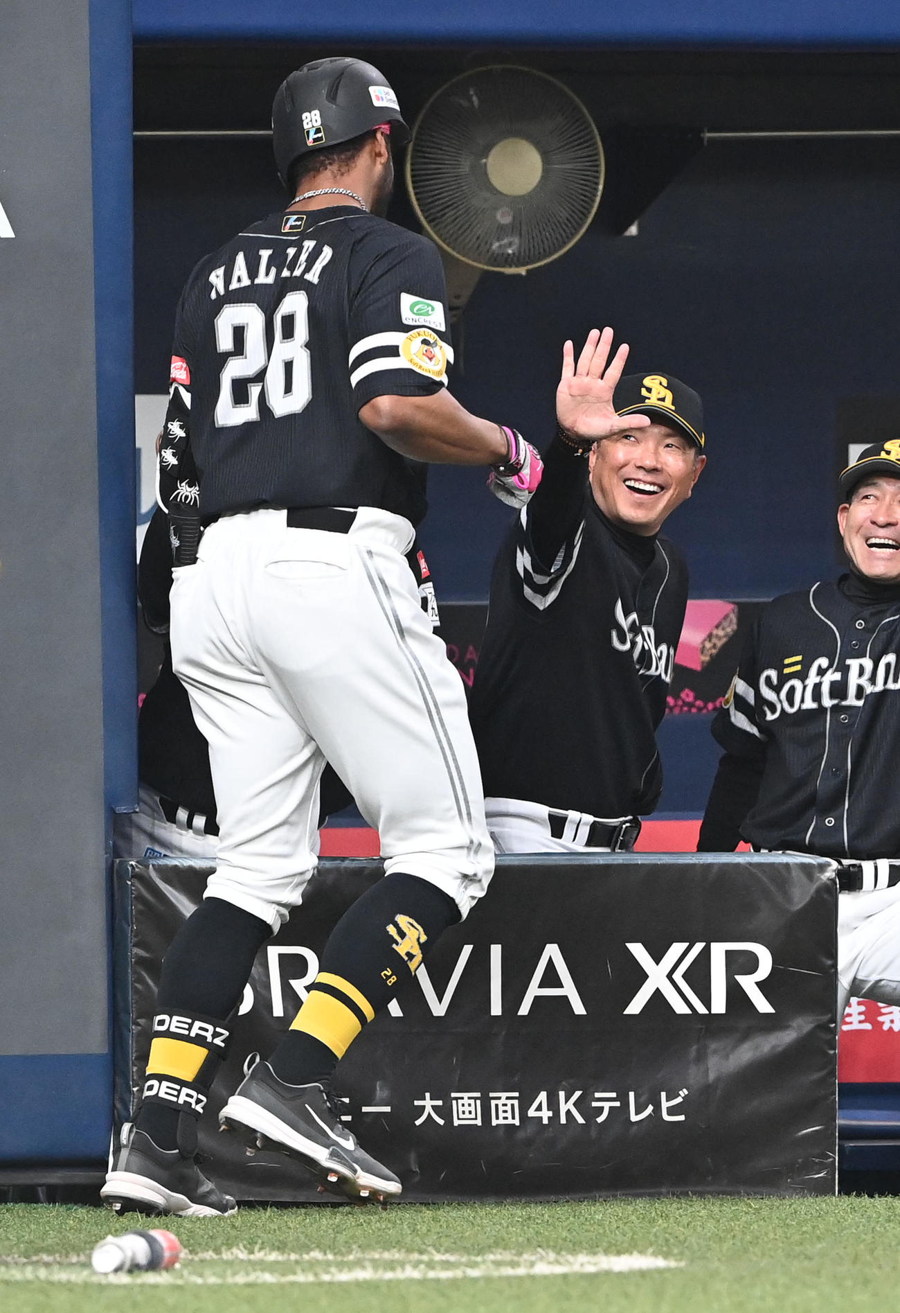 オリックス対ソフトバンク　5回表ソフトバンク1死、先制中越え本塁打を放ったウォーカー（左）を笑顔で迎える小久保監督（撮影・前岡正明）