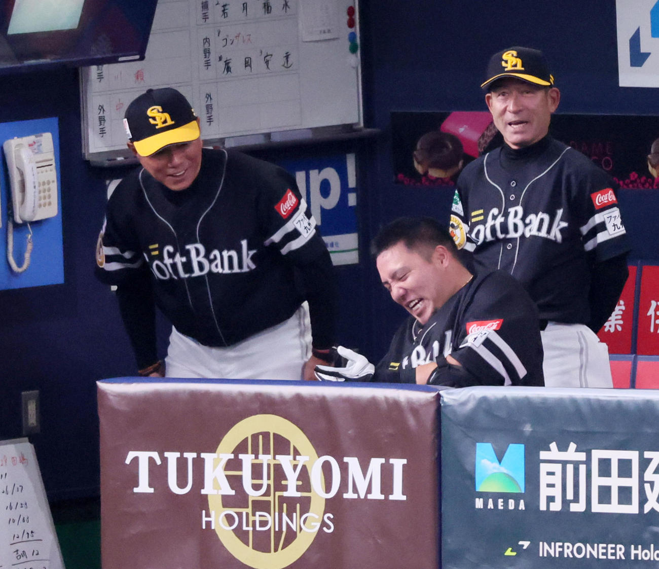 オリックス対ソフトバンク　9回表ソフトバンク無死、山川（中央）は右三塁打を放って代走が送られベンチへ引き揚げると小久保監督から声を掛けられる。右は奈良原ヘッドコーチ（撮影・加藤哉）