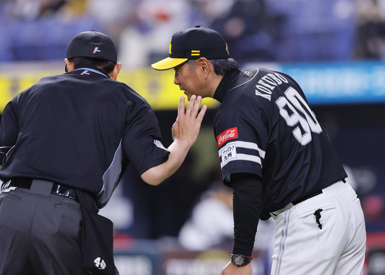オリックス対ソフトバンク　6回、交代を告げるソフトバンク小久保監督（撮影・藤尾明華）