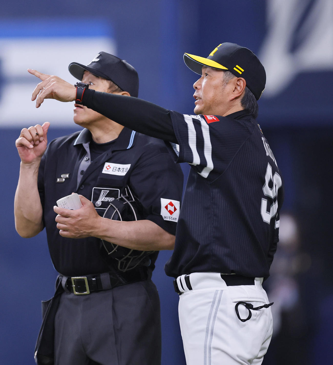 オリックス対ソフトバンク　7回、交代を告げるソフトバンク小久保監督（撮影・藤尾明華）