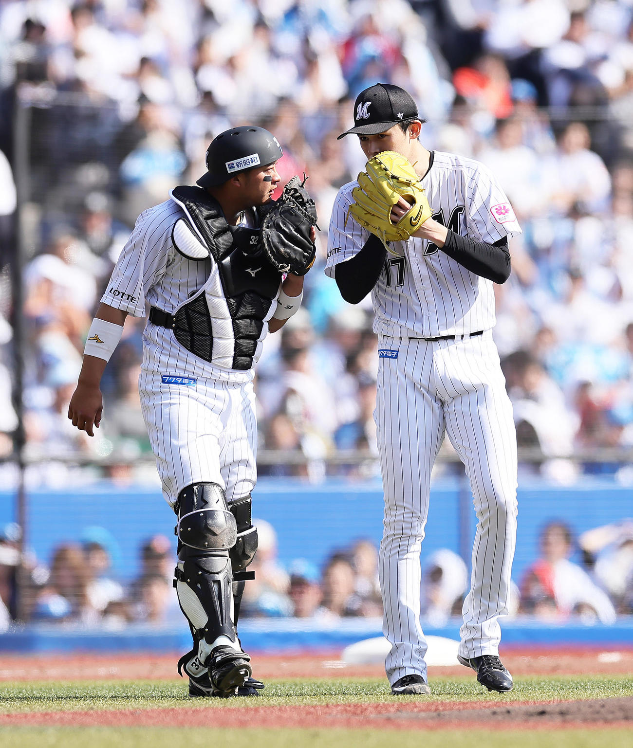 ロッテ対日本ハム　3回、マウンドで会話を交わすロッテの佐々木（右）と佐藤（撮影・足立雅史）