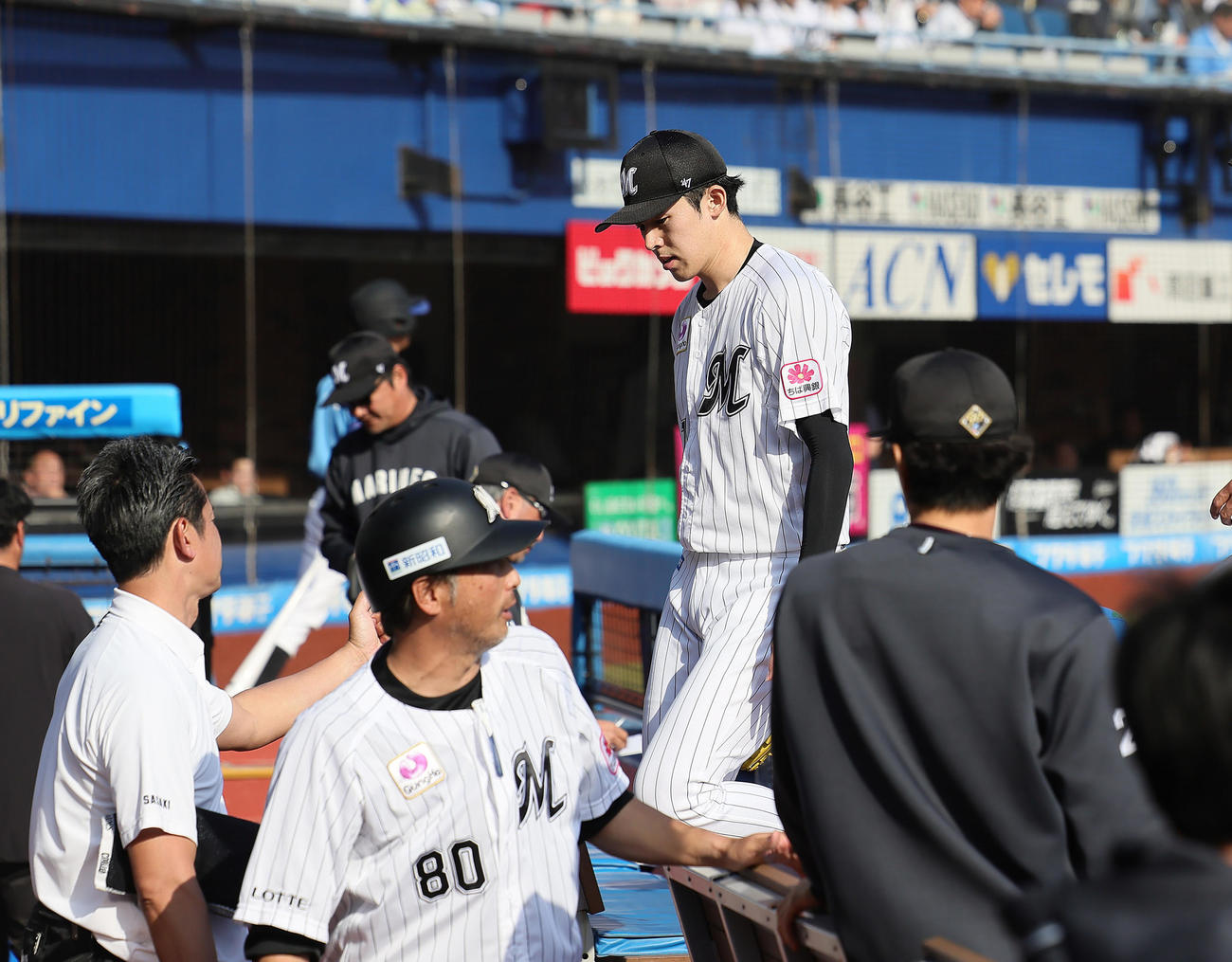 ロッテ対日本ハム　5回1失点でマウンドを降りたロッテ佐々木（右）（撮影・足立雅史）