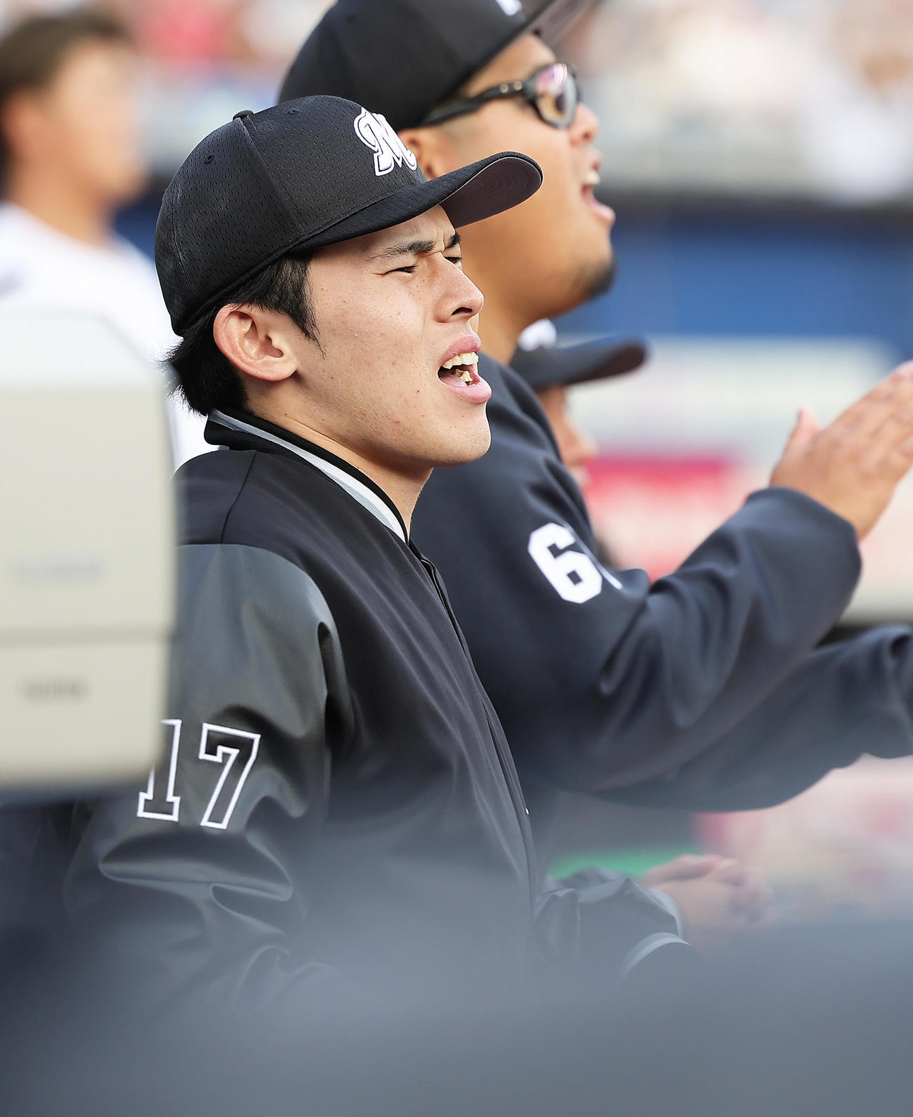 ロッテ対日本ハム　8回裏ロッテ2死一、三塁、和田が中飛に倒れ、ベンチで悔しそうな表情を見せる佐々木（撮影・足立雅史）