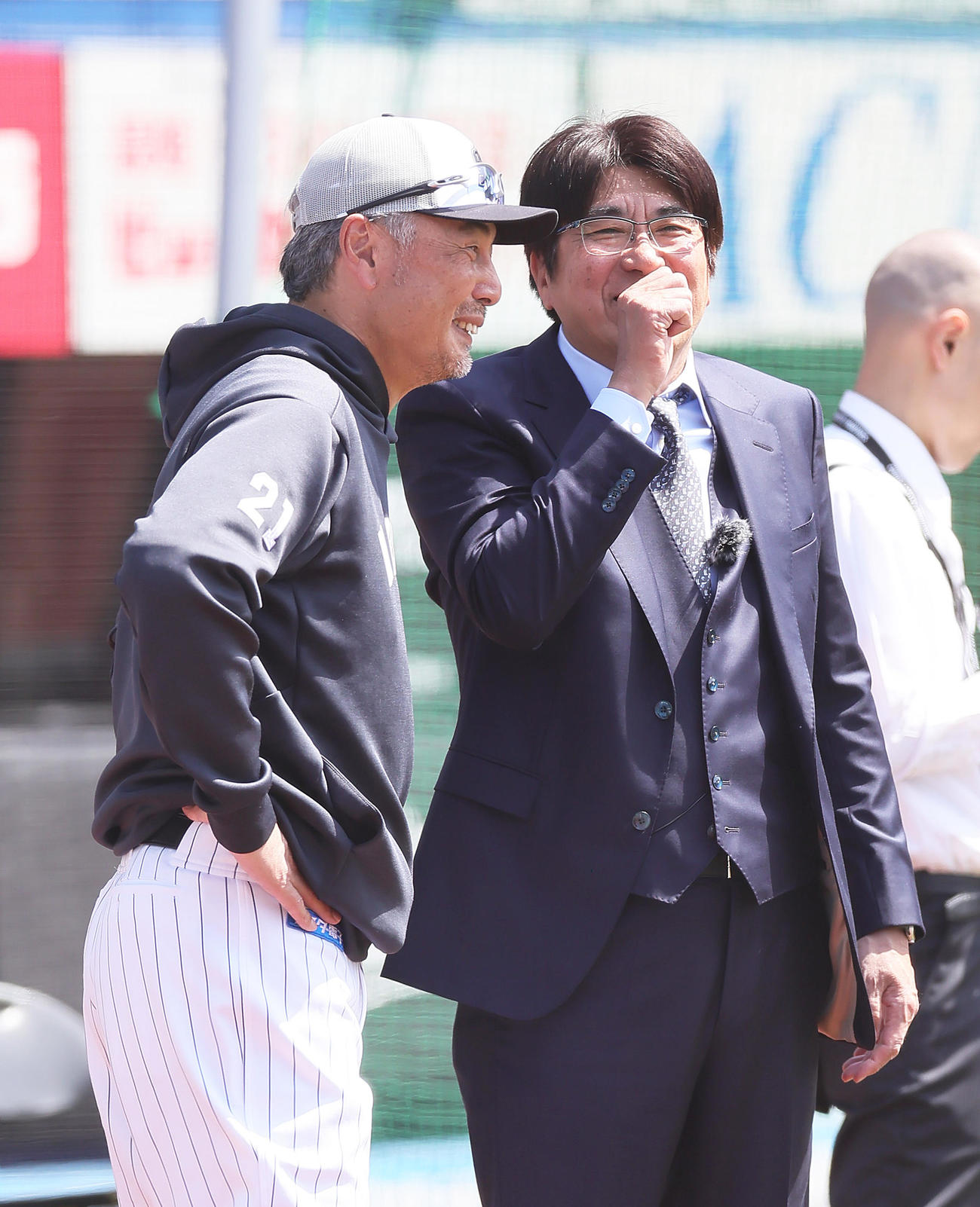 試合前、談笑するロッテ吉井監督（左）と石橋貴明（撮影・足立雅史）