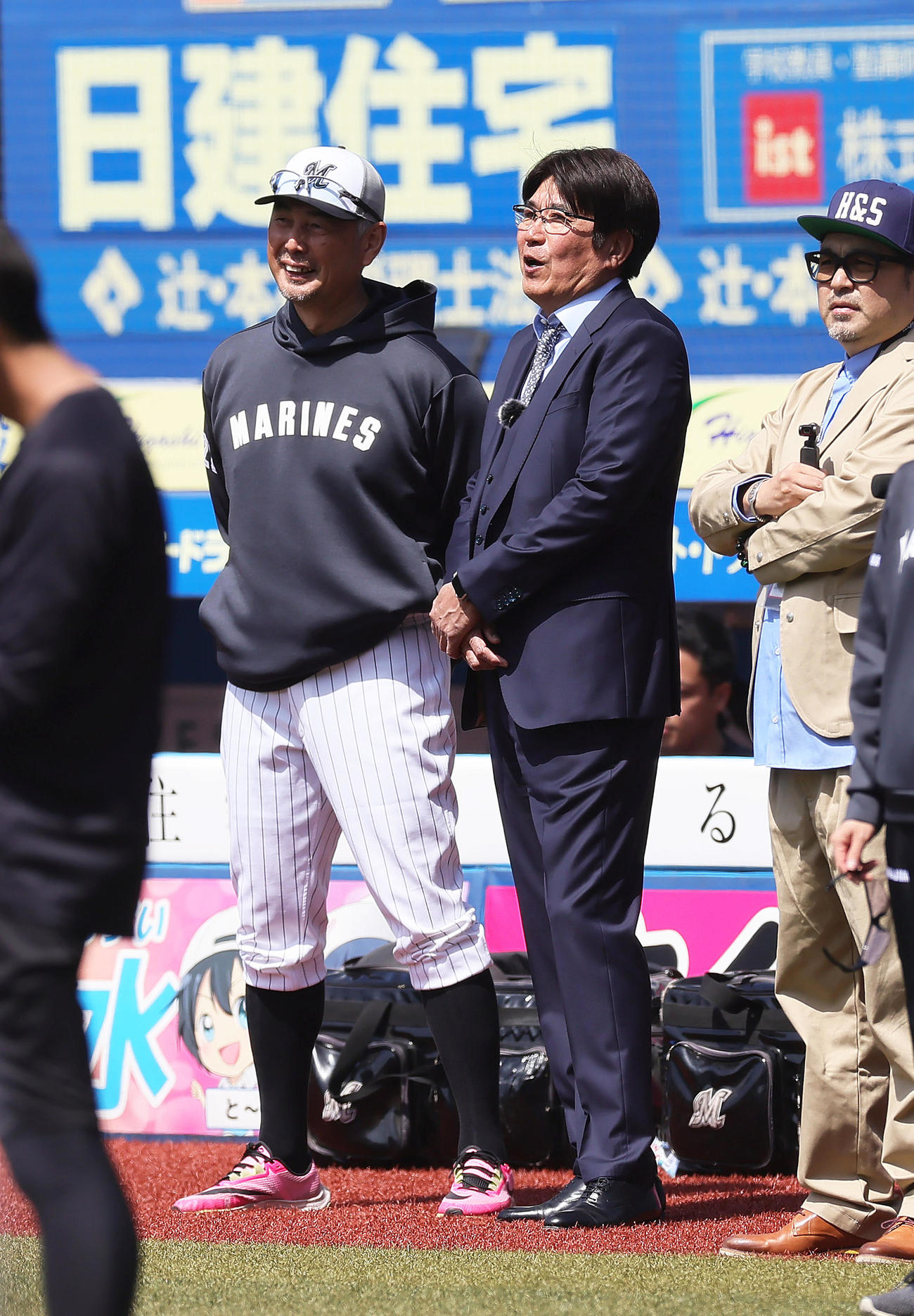試合前、談笑するロッテ吉井監督（左）と石橋貴明（撮影・足立雅史）