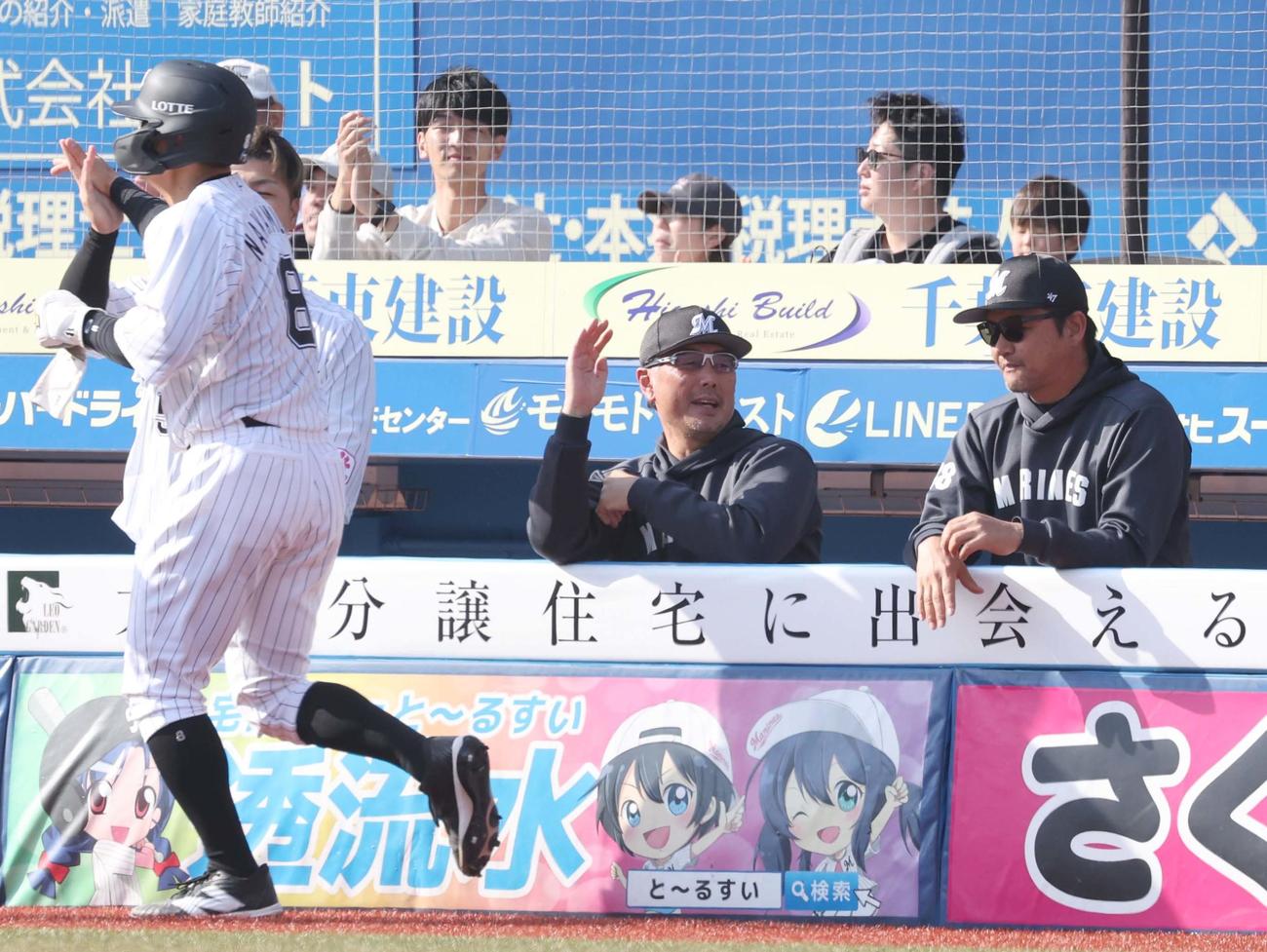 ロッテ対日本ハム　4回裏、生還した中村奨を笑顔で出迎える吉井監督（中央）（撮影・黒川智章）