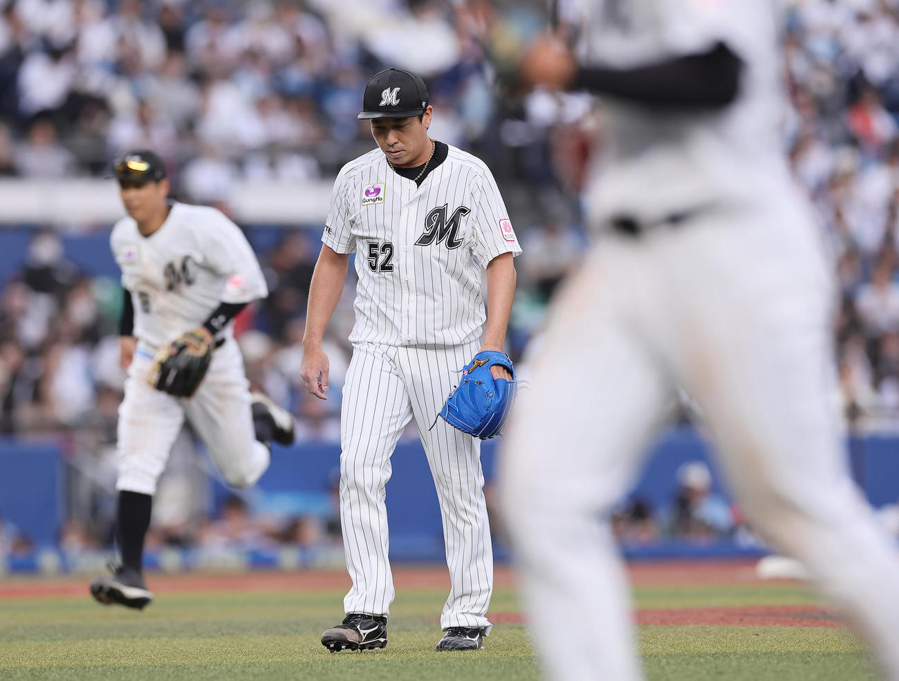 ロッテ対日本ハム　9回、日本ハムに勝ち越しを許し、がっくりとベンチに戻るロッテ益田（中央）（撮影・足立雅史）