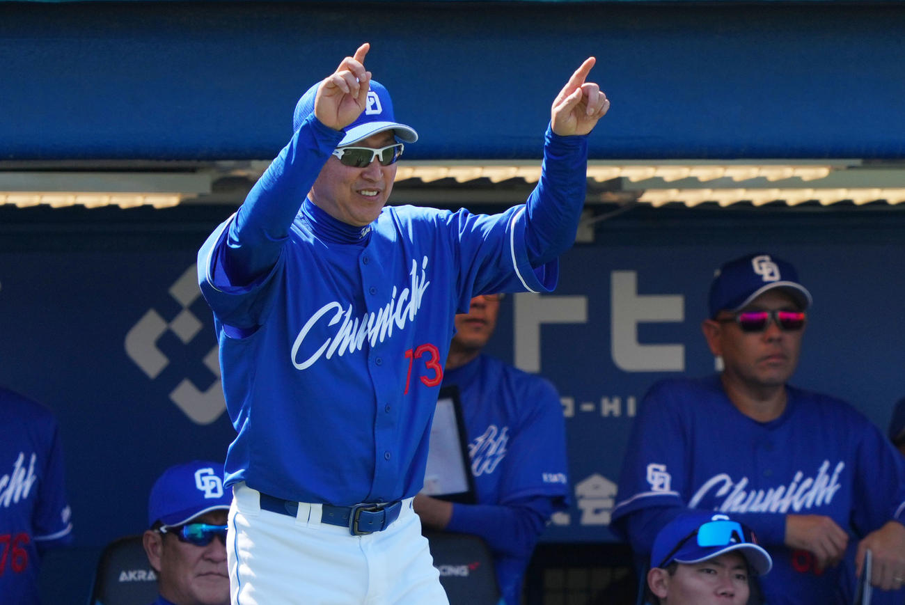 ヤクルト対中日　1回裏、リクエストを要求する中日立浪監督（撮影・横山健太）