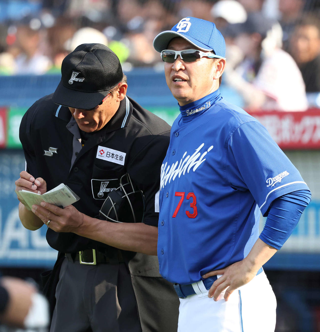 ヤクルト対中日　8回、選手の交代告げる中日立浪監督（撮影・丹羽敏通）