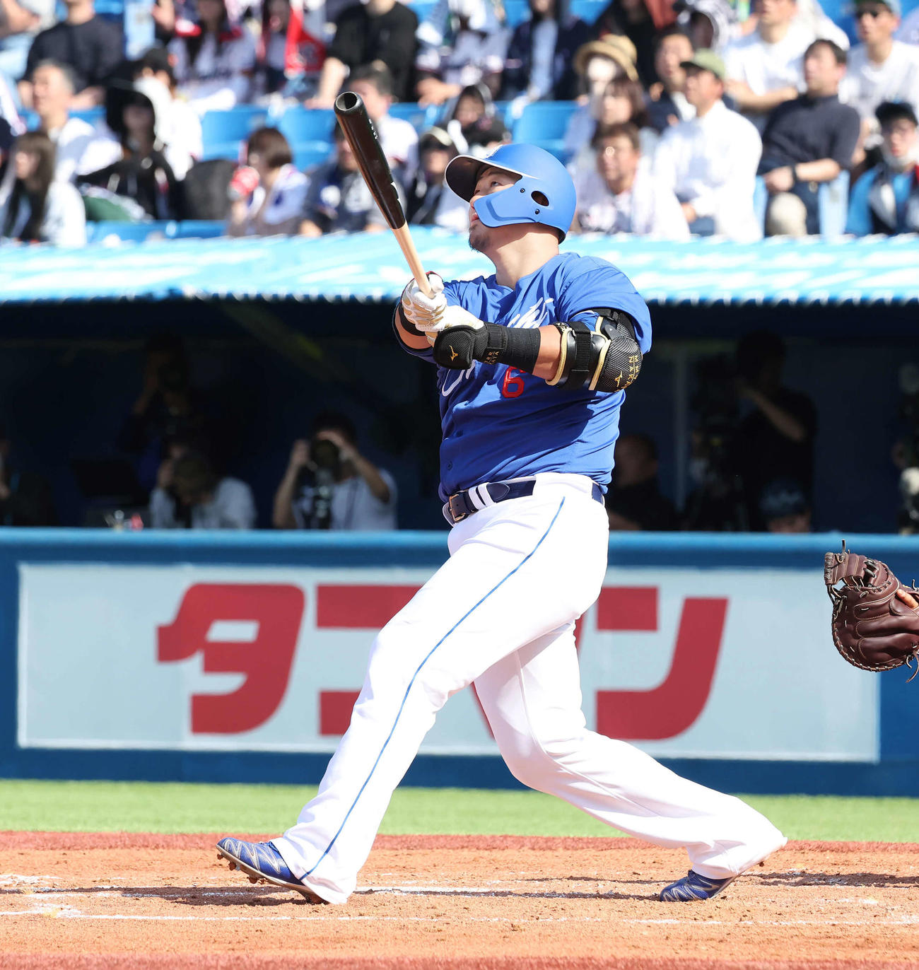 ヤクルト対中日　4回表中日2死、中田は左越えに本塁打を放つ（撮影・丹羽敏通）