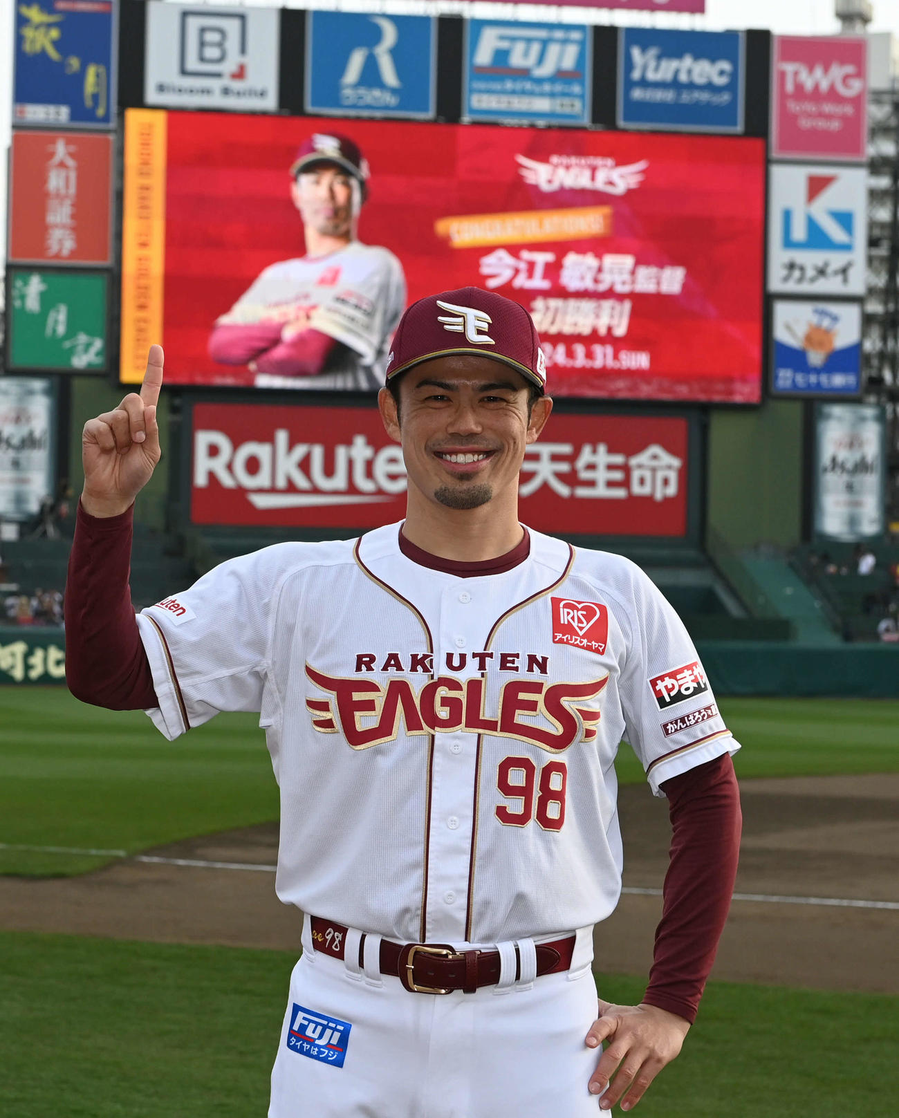 楽天対西武　サヨナラ勝ちで初勝利の楽天今江監督はポーズを決める（撮影・山崎安昭）