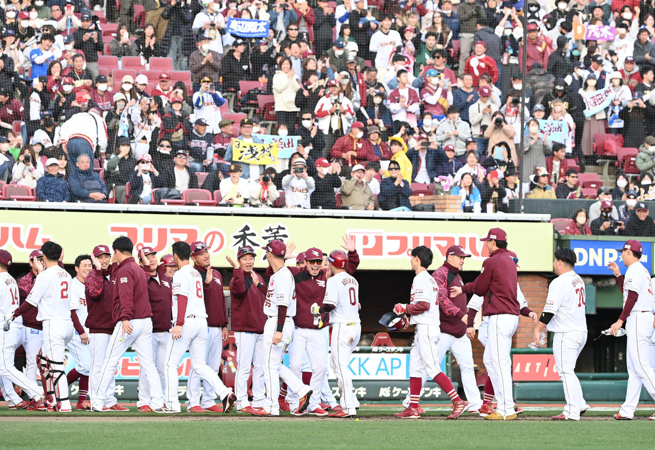 楽天対西武　11回裏楽天1死一、三塁、初勝利の今江監督（中央）はサヨナラ犠飛の小深田（同左）を笑顔で迎える（撮影・山崎安昭）