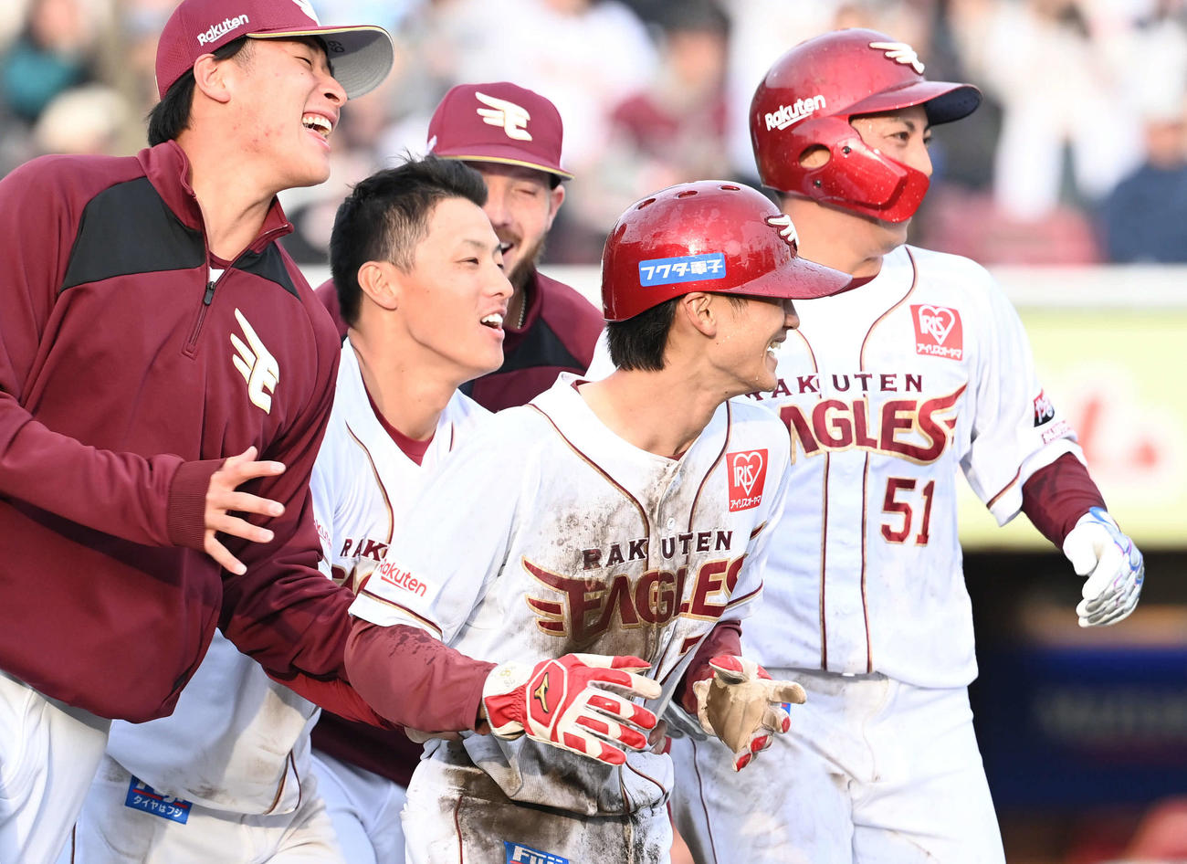 楽天対西武　11回裏楽天1死一、三塁、小深田のサヨナラ左犠飛で生還した辰見（右から2人目）は手荒い祝福を受ける（撮影・山崎安昭）