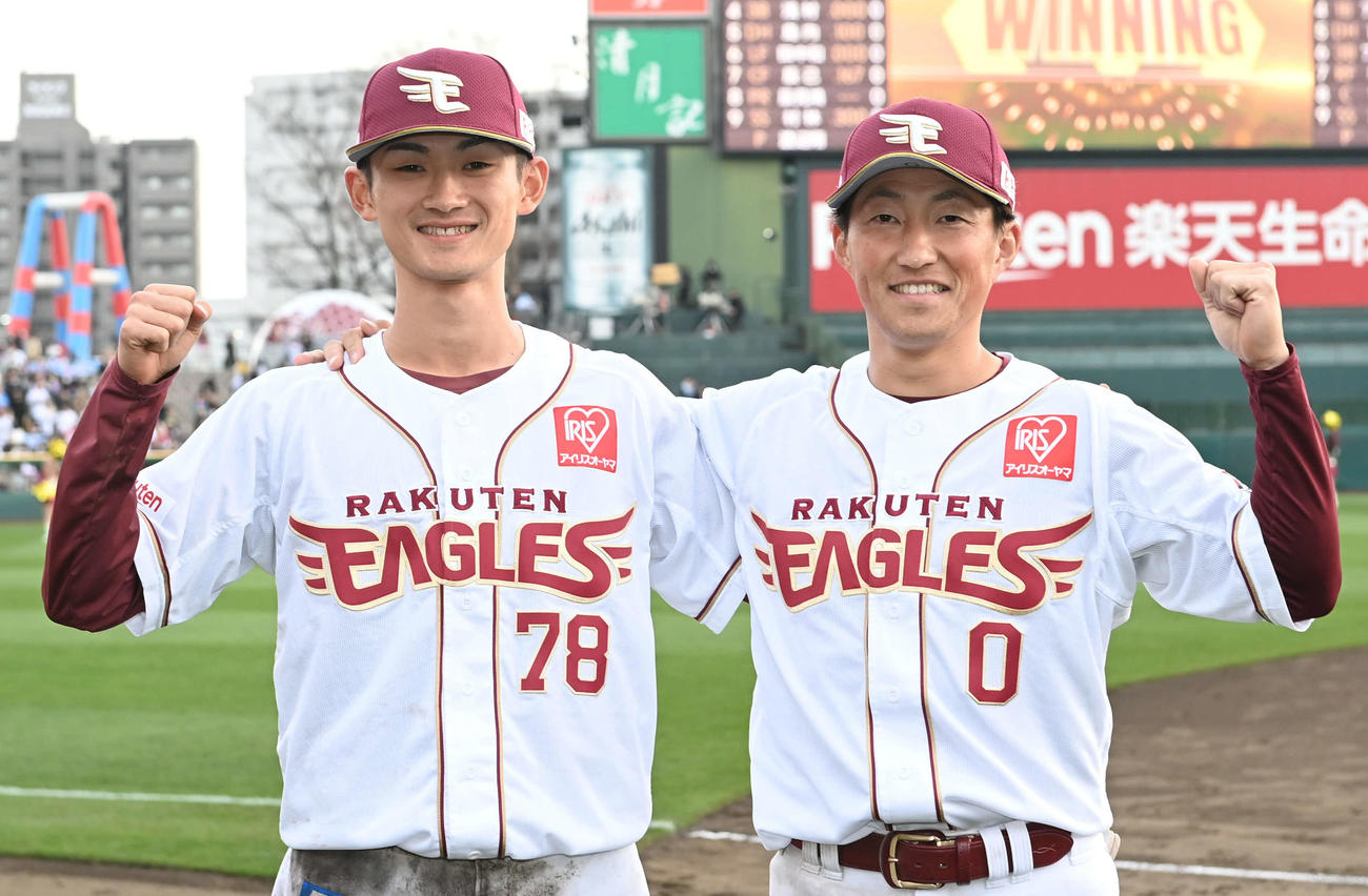 楽天対西武　サヨナラ犠飛を放った楽天小深田（右）は生還した辰見と笑顔を見せる（撮影・山崎安昭）