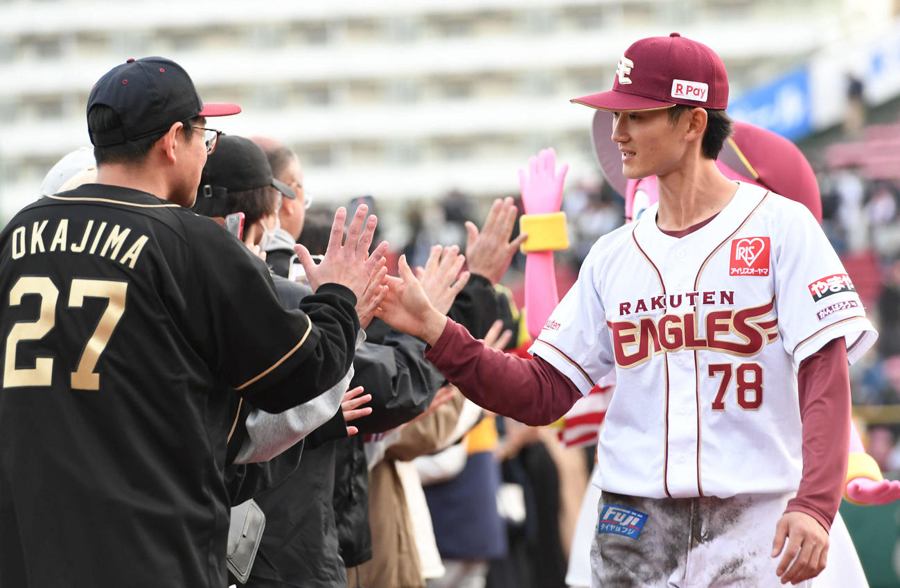 楽天対西武　ファンとタッチを交わして勝利を喜ぶ楽天辰見（撮影・山崎安昭）