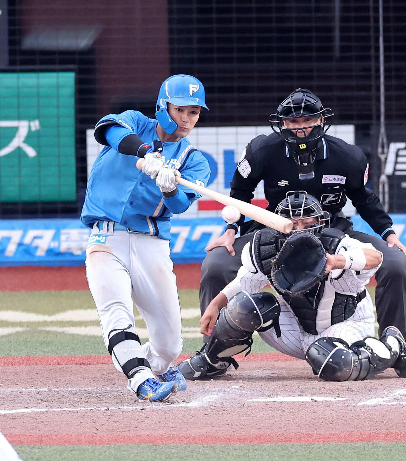 ロッテ対日本ハム　9回表日本ハム1死三塁、水野は右前適時打を放つ（撮影・鈴木正人）