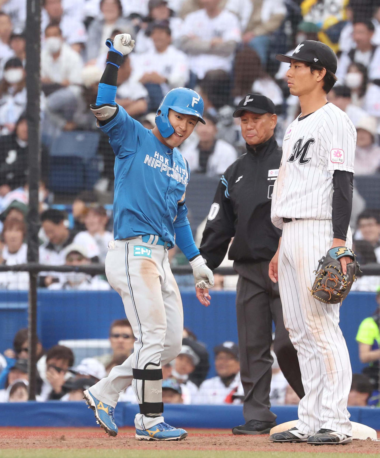 ロッテ対日本ハム　9回表日本ハム1死三塁、右前適時打を放ちガッツポーズの水野（撮影・黒川智章）